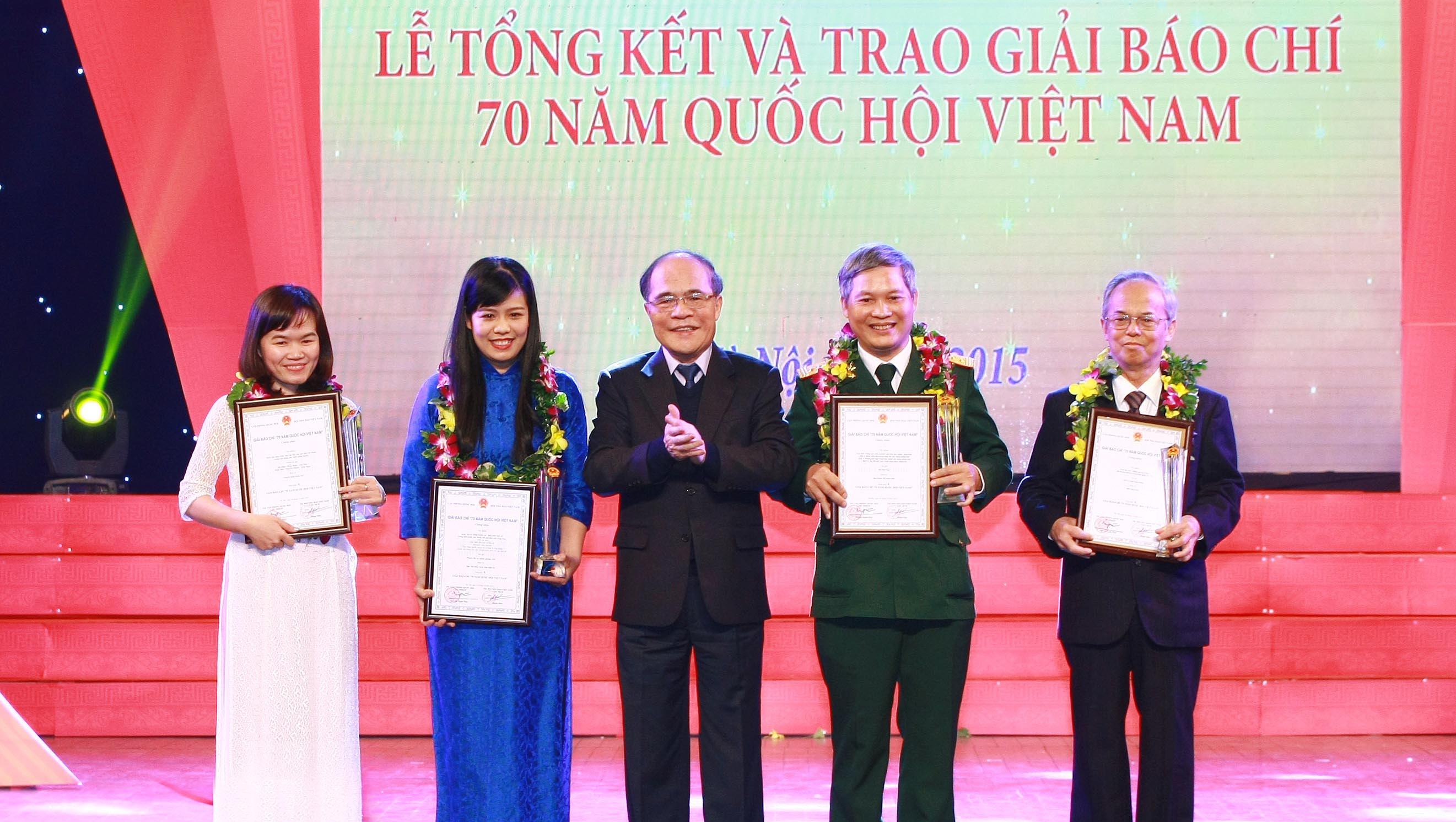 Entrega de premios a la prensa por 70 aniversario del Parlamento de Vietnam